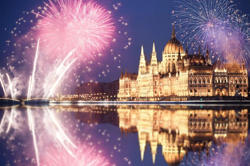 How does parking work during the holidays in Hungary?